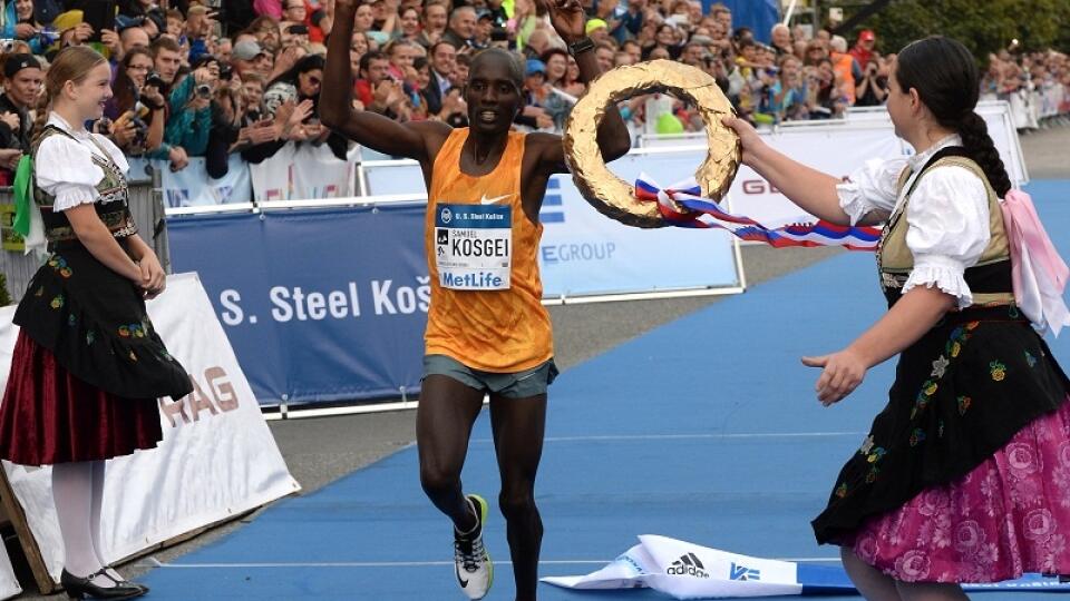 Víťazom 92. ročníka Medzinárodného maratónu mieru v Košiciach 4. októbra 2015 sa stal Keňan Samuel Kiplimo Kosgei (na snímke), druhý skončil Collins Kosgei Tanui (Keňa) a na treťom mieste sa umiestnil Haile Tolossa Bekuma (Etiópia). FOTO TASR – František Iván
