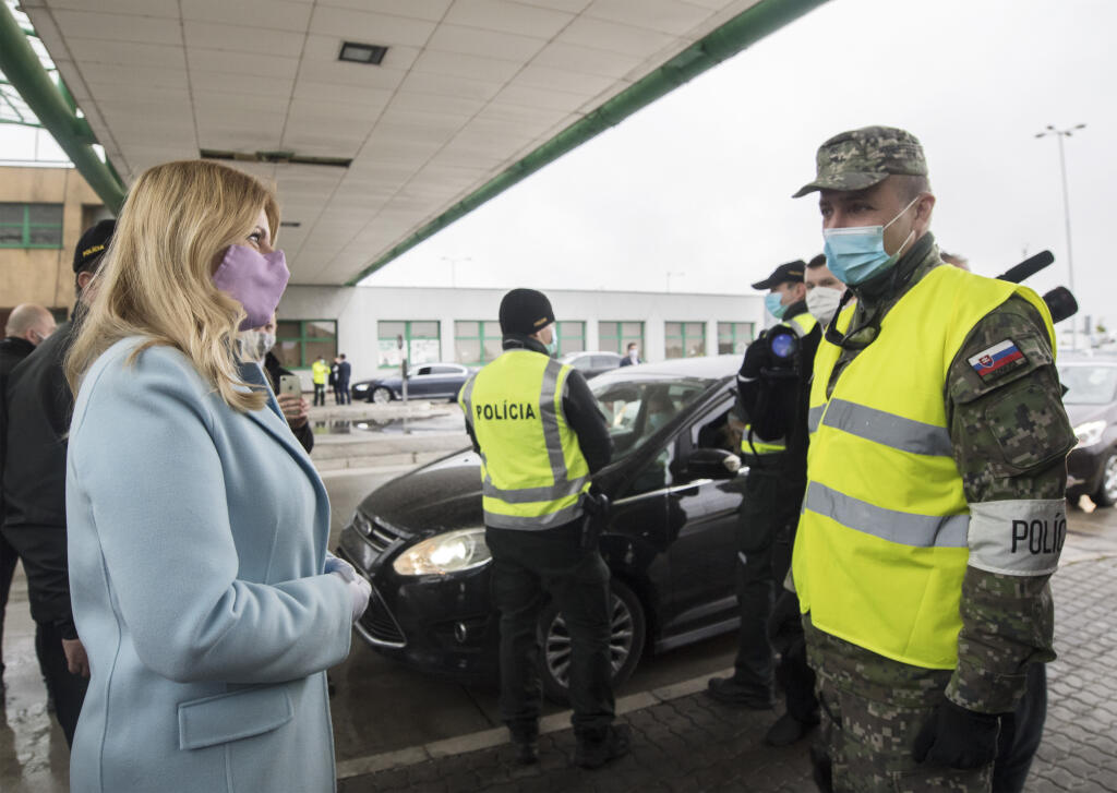 Na snímke prezidentka SR Zuzana Čaputová sa poďakovala slúžiacim príslušníkom policajného zboru a Ozbrojených síl SR, ktorí pomáhajú bojovať s koronakrízou, na hraničnom priechode Čunovo – Rajka 15. máj 2020. FOTO TASR - Martin Baumann