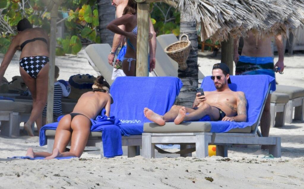 Izabela Goulartová a brankár Trapp si radi užívajú dovolenku pri mori a majú v pätách paparazzi fotografov. Aj plavky išli dole.