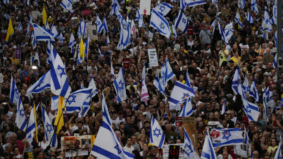 Na snímke ľudia protestujú v izraelskom meste Tel Aviv 1. septembra 2024.