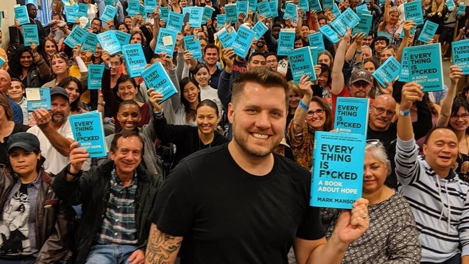 Mark Manson je dnes tridsaťpäťročný vtipný mladý muž, ktorý vyrastal v americkom Texase. A hoci vyštudoval financie na Bostonskej univerzite, finančníctvo ho nikdy nelákalo.