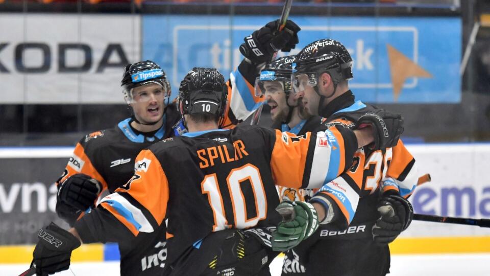 Na snímke michalovskí hokejisti sa tešia po strelení prvého gólu v 41.kole Tipsport ligy v zápase HK Dukla Ingema Michalovce - HC 05 iClinic Banská Bystrica v Michalovciach 17. januára 2020. FOTO TASR – Roman Hanc