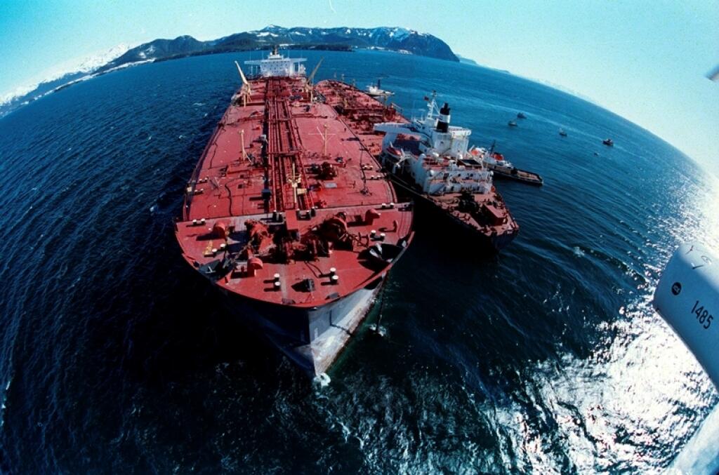 Tanker Exxon Valdez viezol 163 tisíc ton ropy.