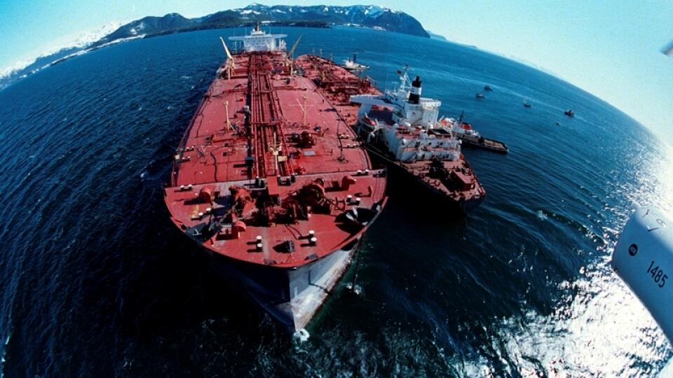 Tanker Exxon Valdez viezol 163 tisíc ton ropy.