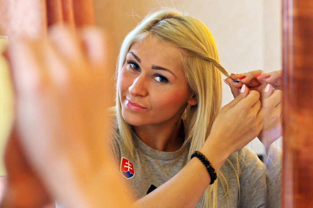 Na archívnej snímke Simona Szarková v dejisku základnej D-skupiny ME v hádzanej.