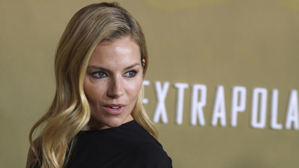 Na snímke americká herečka Sienna Miller prichádza na premiéru amerického antologického dramatického seriálu Extrapolations v The Hammer Museum v Los Angeles v noci na 15. marca 2023.