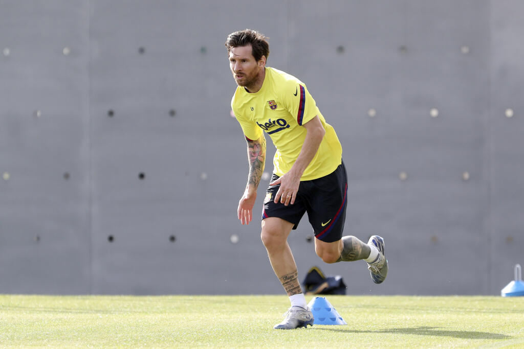 EBE 20 Barcelona - Na snímke futbalový útočník španielskeho klubu FC Barcelona Lionel Messi počas tréningu v Barcelone 8. mája 2020. Všetkých futbalistov španielskeho klubu FC Barcelona negatívne testovali na nový koronavírus. Po prvých výsledkoch testu začali v piatok s individuálnym tréningom. Po dvoch týždňoch by mali pokračovať v tréningu v menších skupinách. O pokračovaní najvyššej španielskej súťaže v súčasnosti rokuje vedenie La Ligy, mohla by sa začať koncom júna. FOTO TASR/AP
In this ph