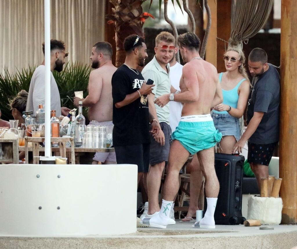 Grealish chodil s plavkami spustenými na zadok. Pod nimi mal ešte aj slipy.