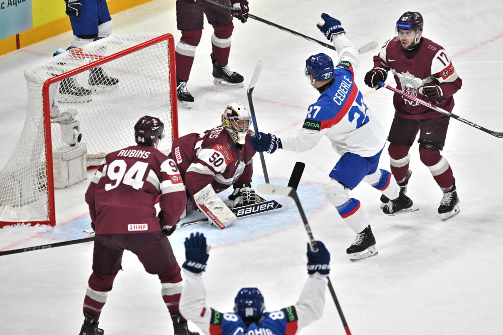 Na snímke slovenský hokejista Sebastián Čederle sa raduje po góle lotyšskému brankárovi Kristersovi Gudlevskisovi počas zápasu základnej A- skupiny Slovensko - Lotyšsko na 88. majstrovstvách sveta v ľadovom hokeji v Štokholme 18. mája 2025.