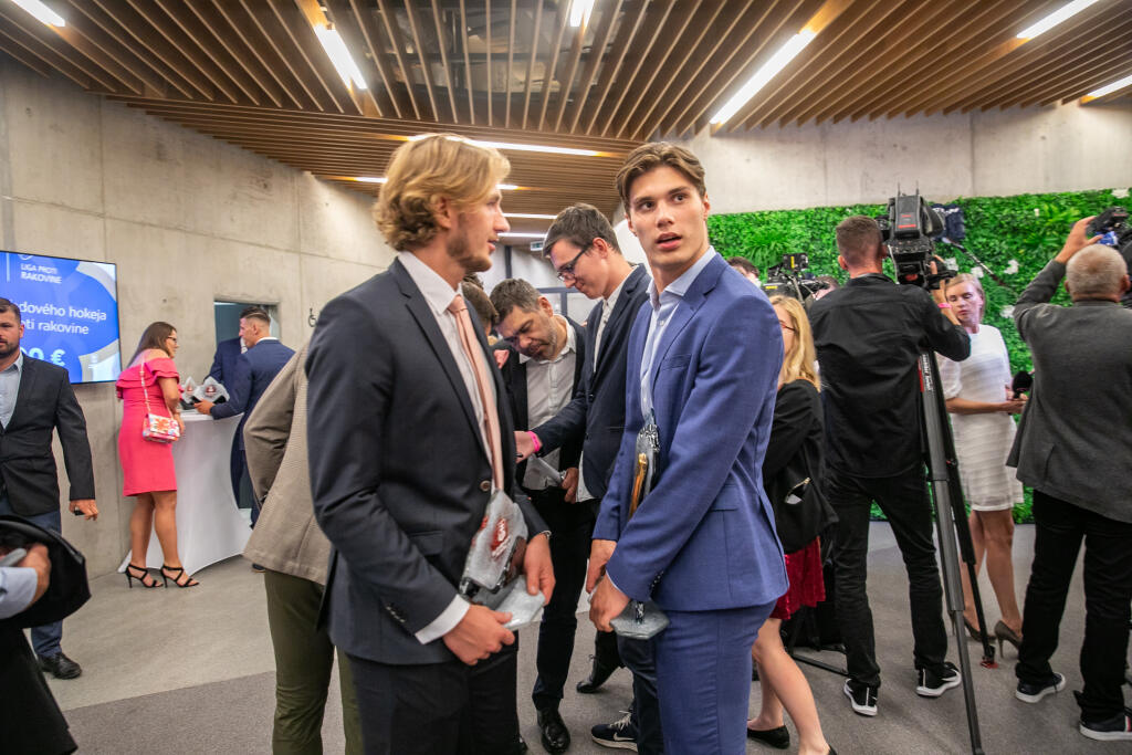 Pavol Regenda a Juraj Slafkovský po prenose v zákulisí prehodili spoločnú reč.