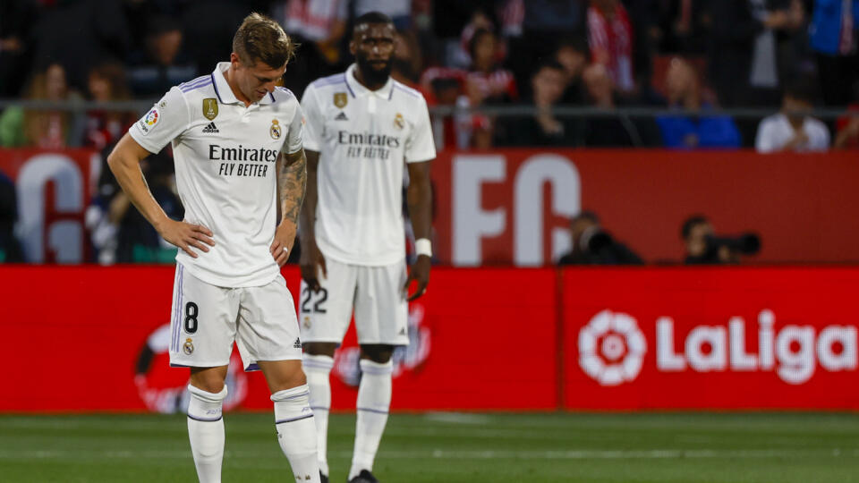 WA 33 Girona - Futbalisti Realu Madrid Toni Kroos (vľavo) a Antonio Rudiger reagujú po inkasovaní gólu v zápase 31. kola najvyššej španielskej La Ligy Girona FC - Real Madrid v Girone v utorok 25. apríla 2023. FOTO TASR/AP
Real Madrid's Toni Kroos, front, and Real Madrid's Antonio Rudiger react during a Spanish La Liga soccer match between Girona and Real Madrid, at the Montilivi stadium in Girona, Spain, Tuesday, April 25, 2023. (AP Photo/Joan Monfort)