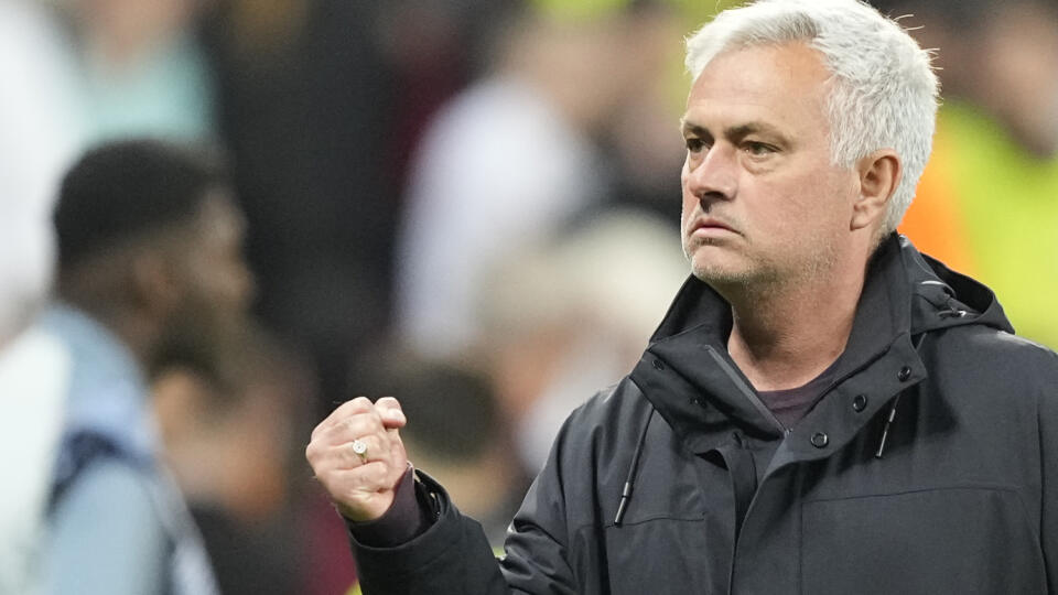 KK2 Leverkusen - Tréner AS Rím Jose Mourinho sa teší po odvetnom zápase semifinále Euróspkej ligy Bayer Leverkusen - AS Rím 18. mája 2023 v Leverkusene. FOTO TASR/AP
Roma's head coach Jose Mourinho celebrates after the Europa League semifinal second leg soccer match between Bayer Leverkusen and Roma at the BayArena in Leverkusen, Germany, Thursday, May 18, 2023.(AP Photo/Martin Meissner)