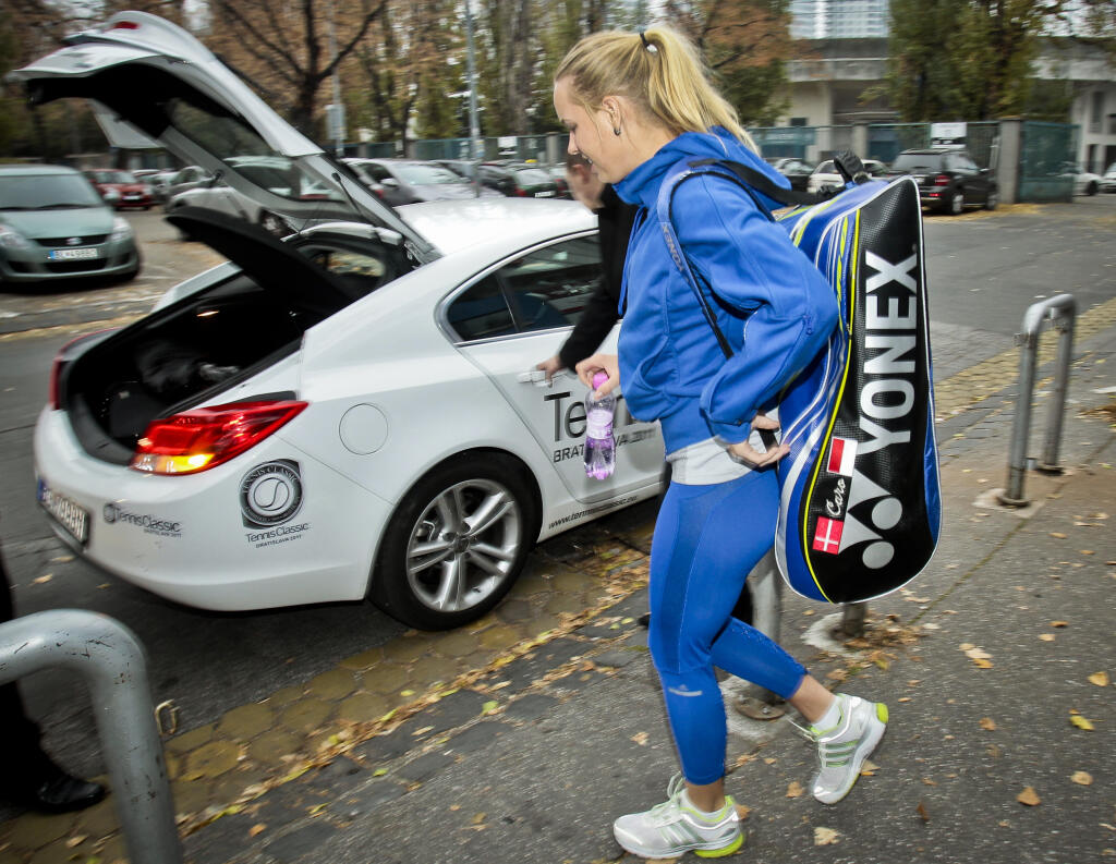 Na snimke svetova tenisova jednotka Caroline Wozniacki odchadza z Narodneho tenisoveho centra po absolvovani ranneho treningu pred exhibiciou Tenis Classics.