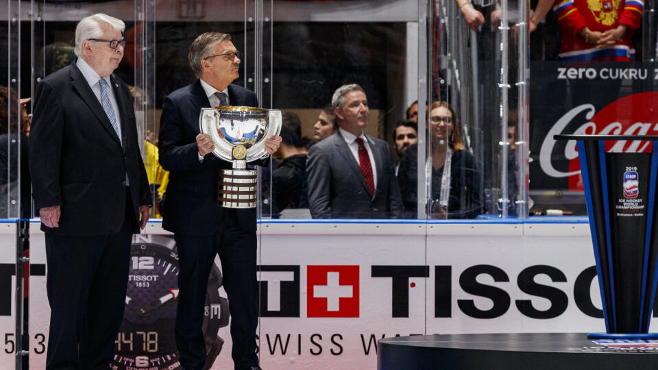Na snímke René Fasel s trofejou pre víťaza počas finálového zápasu Majstrovstiev sveta v ľadovom hokeji medzi Fínskom a Kanadou.