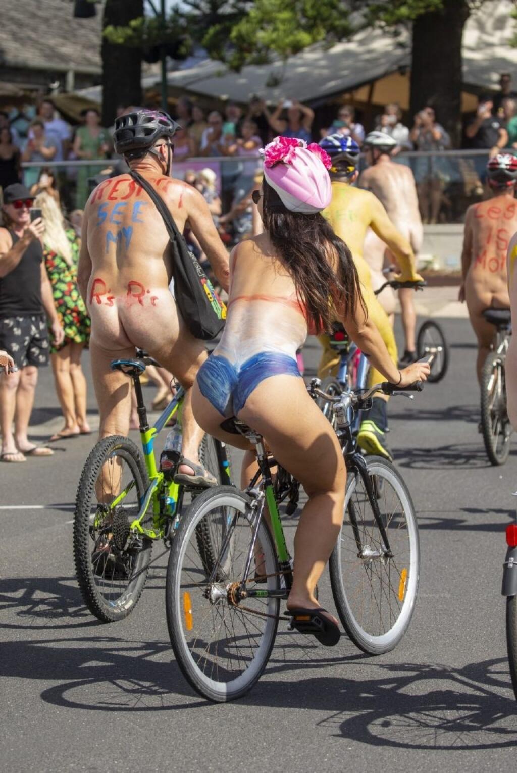 V austrálskom Biron Bay sa cyklisti poriadne odviazali.