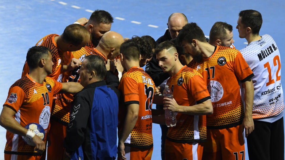 Na snímke hráči Košice Crows sa hecujú  v zápase 10. kola Niké Handball Extraligy Tatran Prešov – Košice Crows.