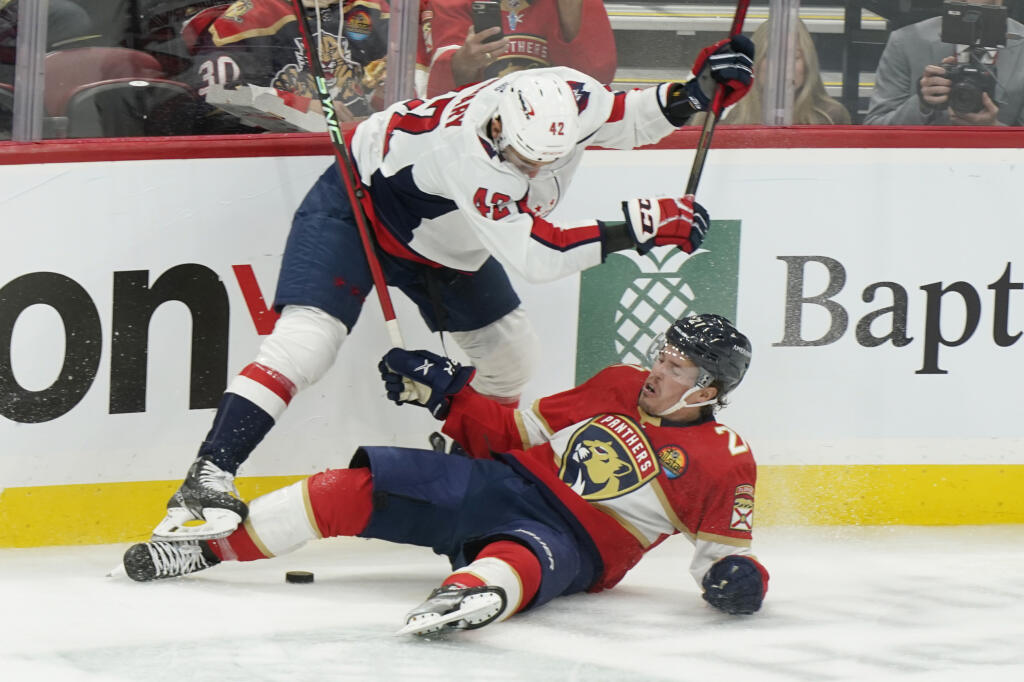 PK 12 Sunrise - Na snímke zhora slovenský obranca Martin Fehérváry z Washingtonu Capitals a Nick Cousins z Floridy Panthers bojujú o puk v zápase zámorskej hokejovej NHL Florida Panthers - Washington Capitals vo floridskom Sunrise 15. novembra 2022. FOTO TASR/AP
Washington Capitals defenseman Martin Fehervary (42) and Florida Panthers center Nick Cousins (21) go after the puck during the third period of an NHL hockey game, Tuesday, Nov. 15, 2022, in Sunrise, Fla. (AP Photo/Marta Lavandier)