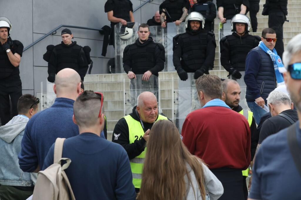 Finále Slovnaft Cupu medzi Slovanom Bratislava a Spartakom Trnava sprevádzali prísne opatrenia. Takto to vyzeralo pred štadiónom.