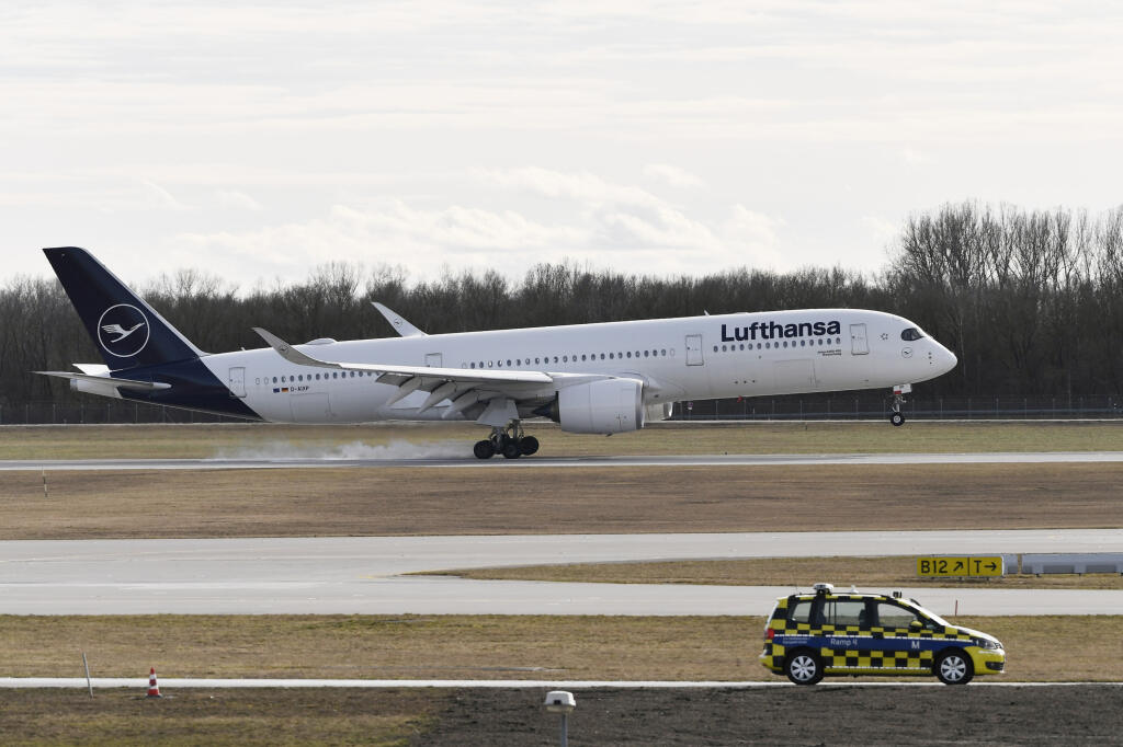Pristátie lietadla Airbus A-350 spoločnosti Lufthansa na letisku v Mníchove po rekordnom lete z Falklandských ostrovov 4. 2. 2021