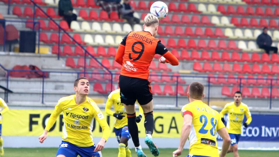 Na snímke zľava Matúš Begala (Michalovce), Tomáš Bobček (Ružomberok) a Juraj Kotula (Michalovce) bojujú o loptu počas zápasu 19. kola Fortuna ligy MFK Ružomberok - MFK Zemplín Michalovce v Ružomberku 11. februára 2023. FOTO TASR - Ján Krošlák
