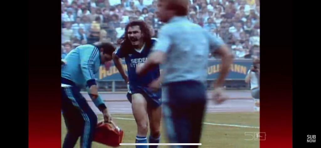 Futbalista napriek veľkej bolesti vybehol a kričal na rozhodcu.