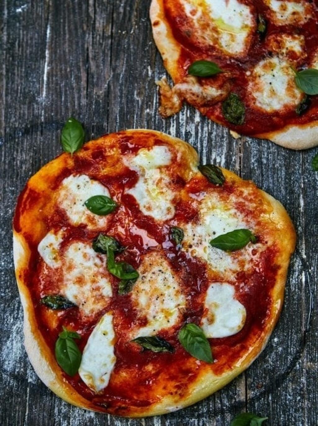 Easy pizza. Джейми Оливер с пиццей. Jamie Oliver пицца. Тесто Джейми Оливера для пиццы. Пицца самодельная.