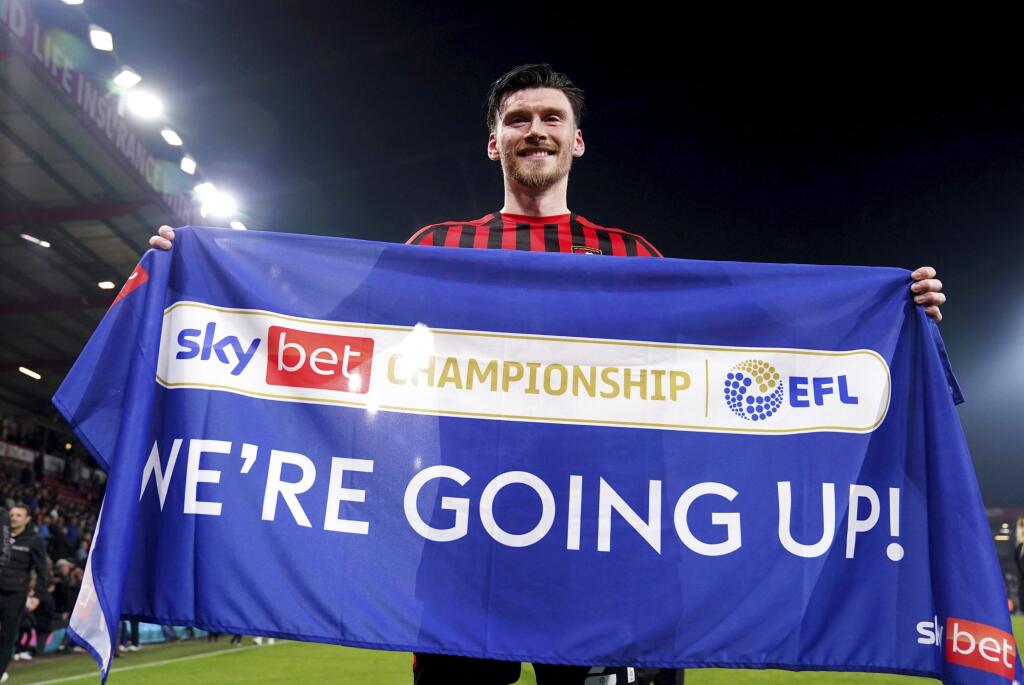 WA 12 Bournemouth - Futbalista AFC Bournemouth Kieffer Moore sa teší z postupu do anglickej navyššej súťaže Premier League po domácej dohrávke 33. kola druhej ligy, v ktorej zdolali priameho konkurenta Nottingham Forest 1:0 v anglickom meste Bournemouth v utorok 3. mája 2022. Gól strelil waleský útočník Kieffer Moore v 83. minúte. FOTO TASR/AP
Bournemouth's Kieffer Moore celebrates winning promotion to the Premier League after defeating Nottingham Forest 1-0 in a Sky Bet Championship soccer