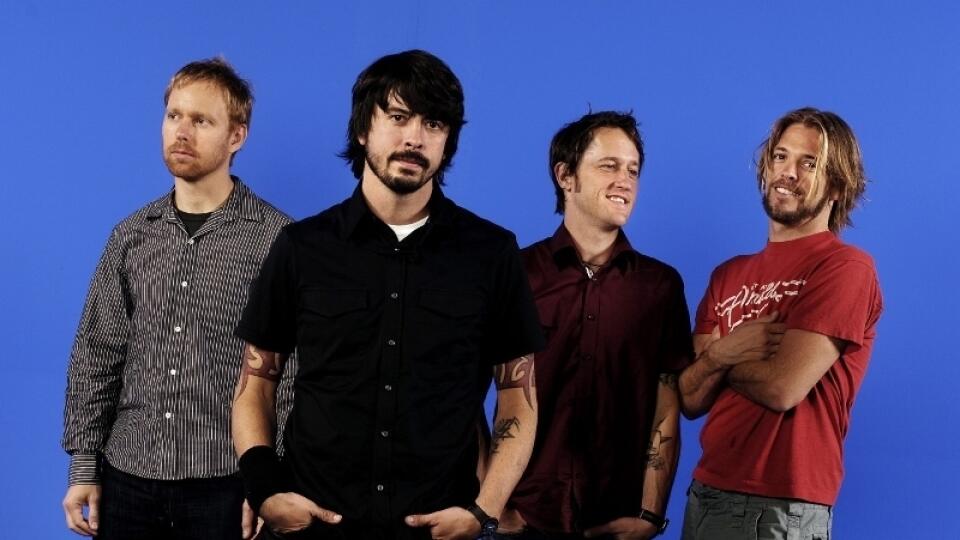 Skupina Foo Fighters s frontmanom Daveom Grohlom (druhý zľava).