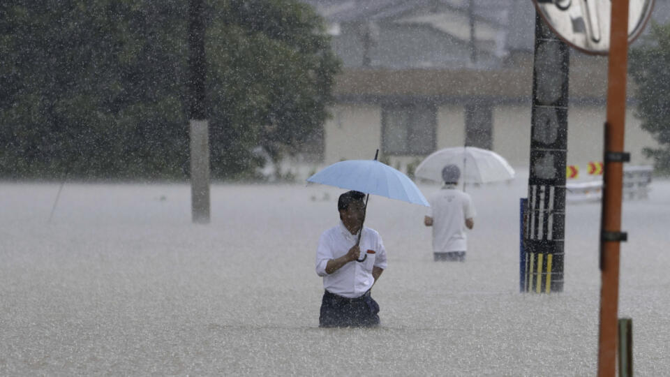WA 6 Kumure - Na snímke ľudia sa brodia po zaplavenej ulici v Kumure, v prefektúre Fukuoka na juhu Japonska v pondelok 10. júla 2023. Juhozápad Japonska sužujú prívalové dažde, ktoré spôsobujú záplavy a zosuvy pôdy. FOTO TASR/AP
People wade through a street due to a heavy rain in Kurume, Fukuoka prefecture, southern Japan Monday, July 10, 2023. Torrential rain has been pounding southwestern Japan, triggering floods and mudslides. (Kyodo News via AP)
