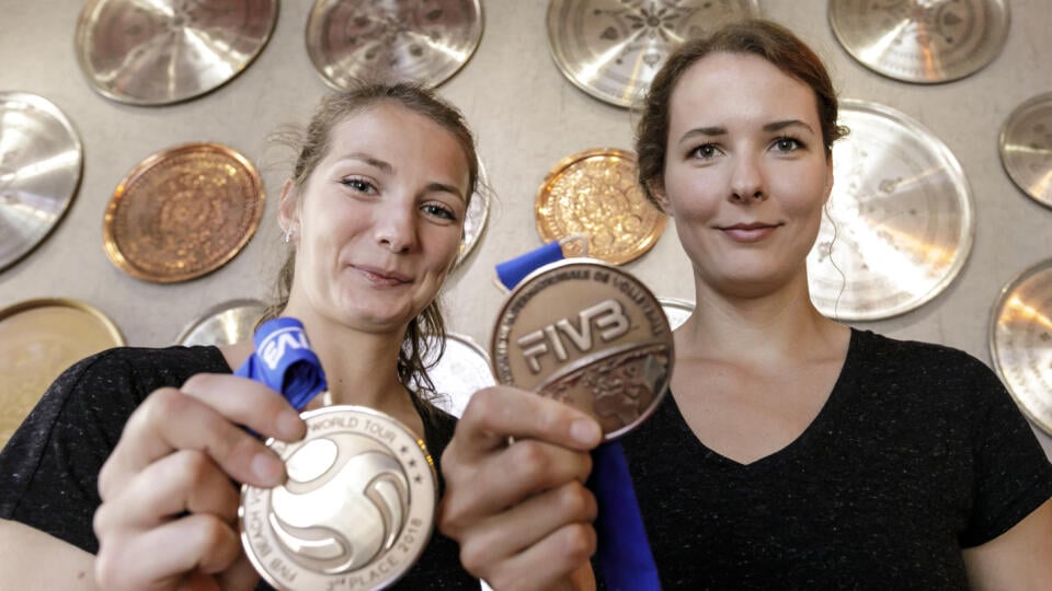 Na snímke slovenské reprezentantky v plážovom volejbale Andrea Štrbová a Natália Dubovcová.