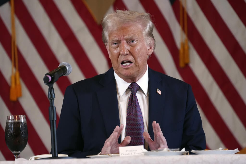 AZ11 Palm Beach - Na snímke zvolený prezident USA Donald Trump reční počas stretnutia s republikánskymi guvernérmi v Mar-a-Lago 9. januára v Palm Beach. Zvolený americký prezident Donald Trump v piatok ráno potvrdil, že schôdzka s ruským prezidentom Vladimirom Putinom ohľadom vojny na Ukrajine je v štádiu prípravy. FOTO TASR/AP

 
President-elect Donald Trump speaks during a meeting with Republican governors at Mar-a-Lago, Thursday, Jan. 9, 2025, in Palm Beach, Fla. (AP Photo/Evan Vucci)