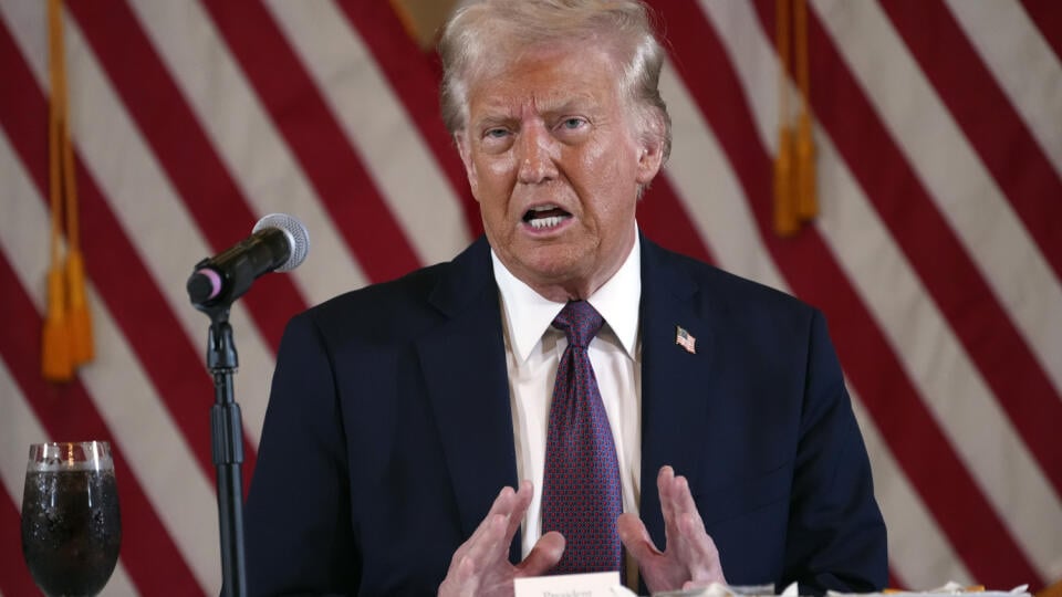 AZ11 Palm Beach - Na snímke zvolený prezident USA Donald Trump reční počas stretnutia s republikánskymi guvernérmi v Mar-a-Lago 9. januára v Palm Beach. Zvolený americký prezident Donald Trump v piatok ráno potvrdil, že schôdzka s ruským prezidentom Vladimirom Putinom ohľadom vojny na Ukrajine je v štádiu prípravy. FOTO TASR/AP
President-elect Donald Trump speaks during a meeting with Republican governors at Mar-a-Lago, Thursday, Jan. 9, 2025, in Palm Beach, Fla. (AP Photo/Evan Vucci)