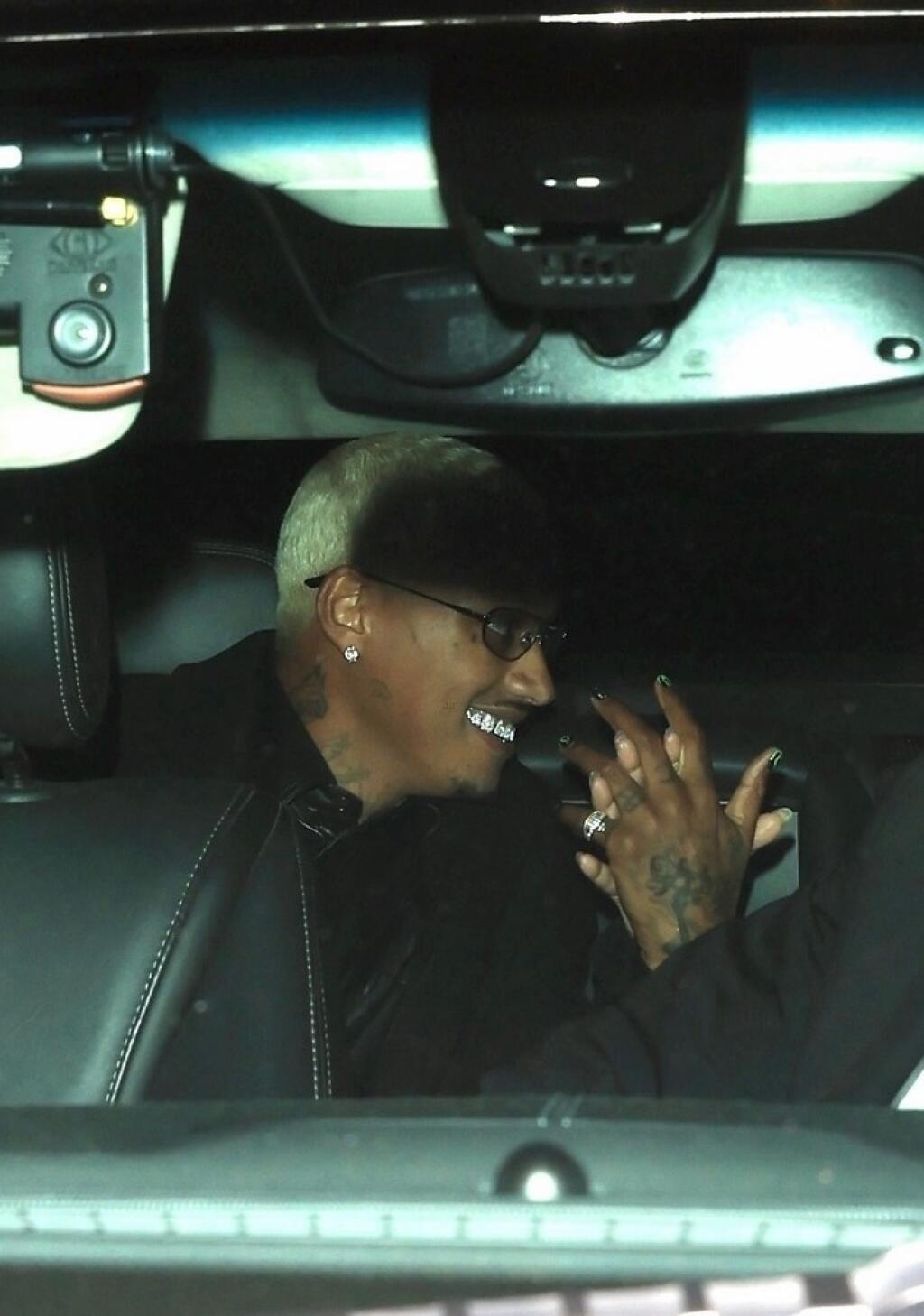 Edwards je okrem kariéry hudobníka známy najmä škandalóznymi vzťahmi a záletníckou povahou. Jeho bývalá priateľka, modelka Amber Rose (39) by vedela rozprávať. Obvinila ho totiž z nevery, ktorú sám hudobník neskôr priznal. Vraj mal počas ich vzťahu pomer s viac ako 12 ženami.
