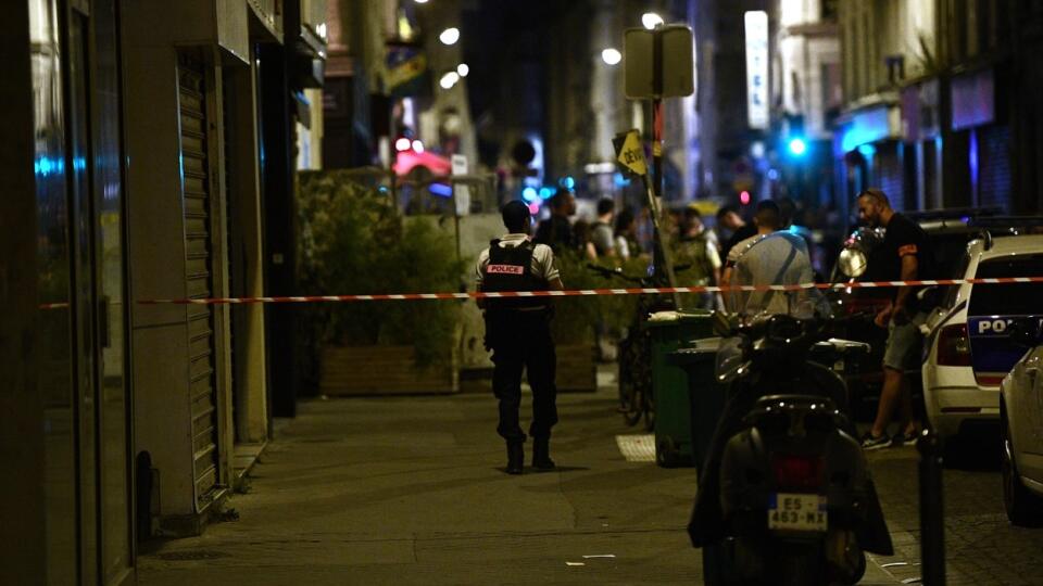 V Paríži došlo k streľbe, páchatelia spustili paľbu na hostí sediacich na terase baru.