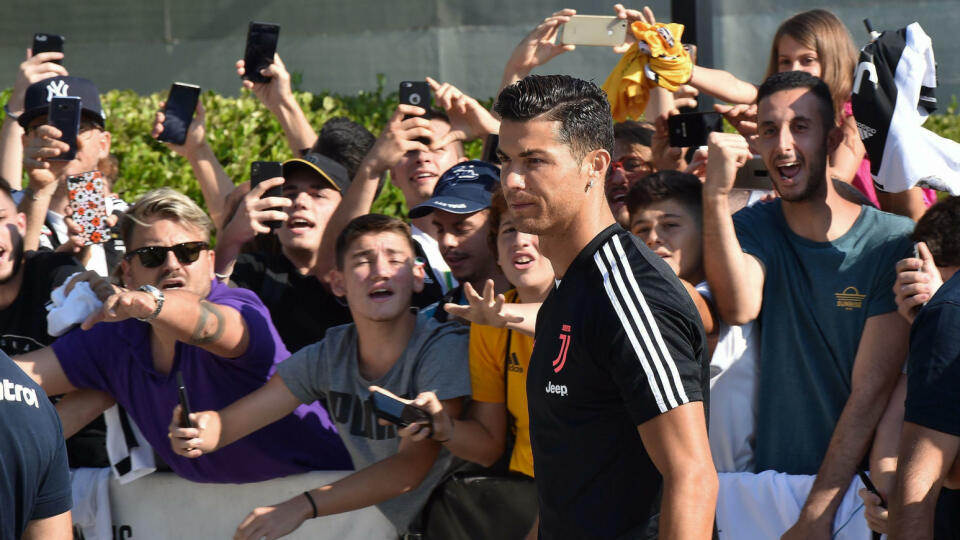 Portugalského futbalistu Cristiana Ronalda vítalo v tréningovom centre Juventusu Turín pred novou sezónou viac ako 100 fanúšikov.