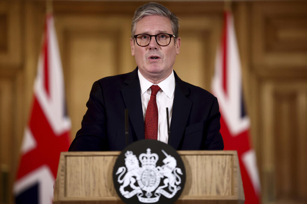 WA 16 Londýn - Britský premiér Keir Starmer počas tlačovej konferencie na Downing Street 10 v Londýne vo štvrtok 1. augusta 2024. Starmer odsúdil krajne pravicových demonštrantov po násilnostiach, ktoré vypukli v Londýne a ďalších mestách. Protesty boli reakciou na zabitie troch dievčat v Southporte na severozápade Anglicka a nepravdivé informácie na internete. FOTO TASR/AP 

Britain's Prime Minister Keir Starmer speaks during a press conference at 10 Downing Street, London, England, Thursday, A