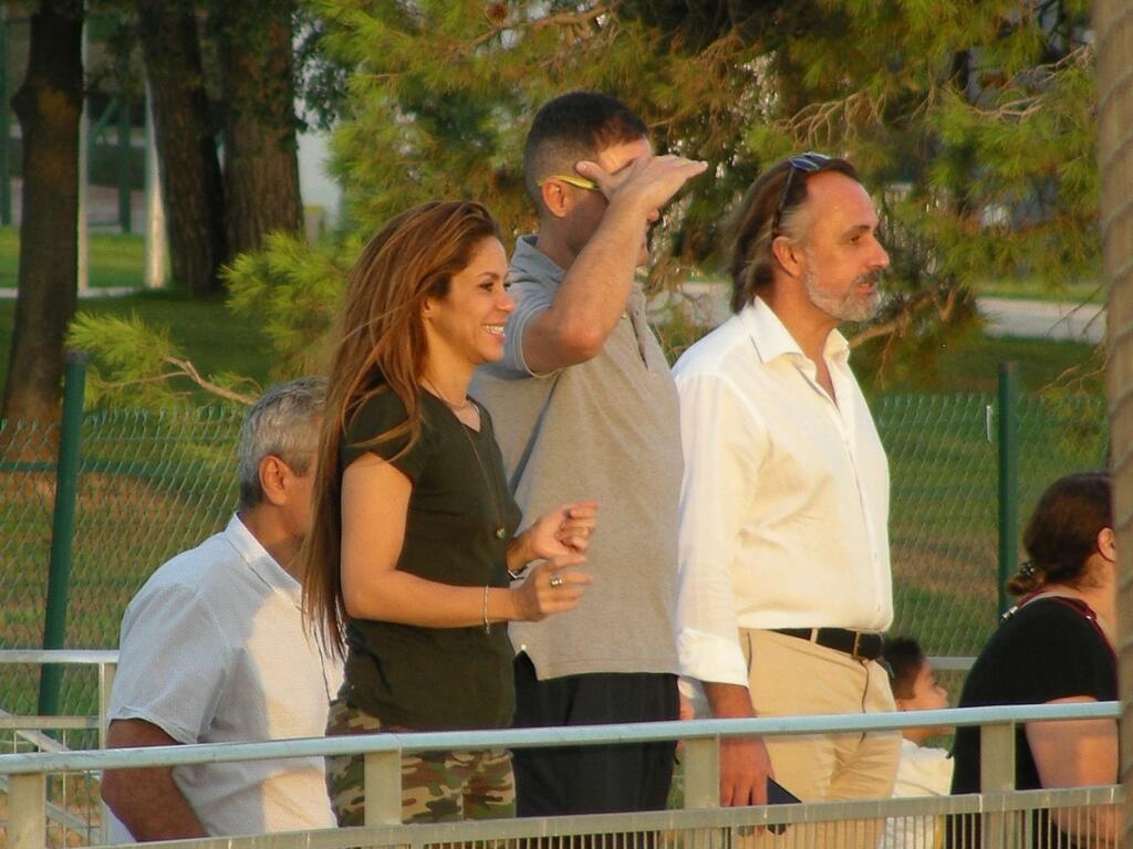 Shakira si bejzbalový zápas syna užívala v náležitom odstupe od bývalého. A ako záštitu si so sebou zobrala kamarátky a rodinu.