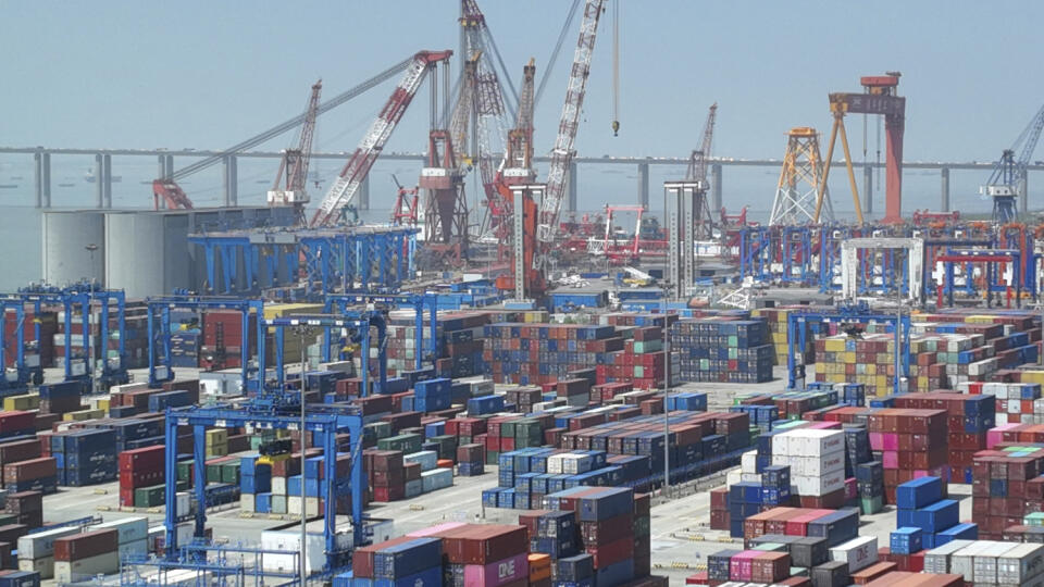 Lodné kontajnery sú naskladané v prístave v meste Nantong v provincii Ťiang-su na východe Číny.