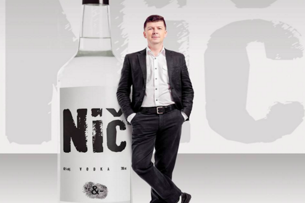Moderátor Bičan je tvárou kampane pre novú vodku Nič