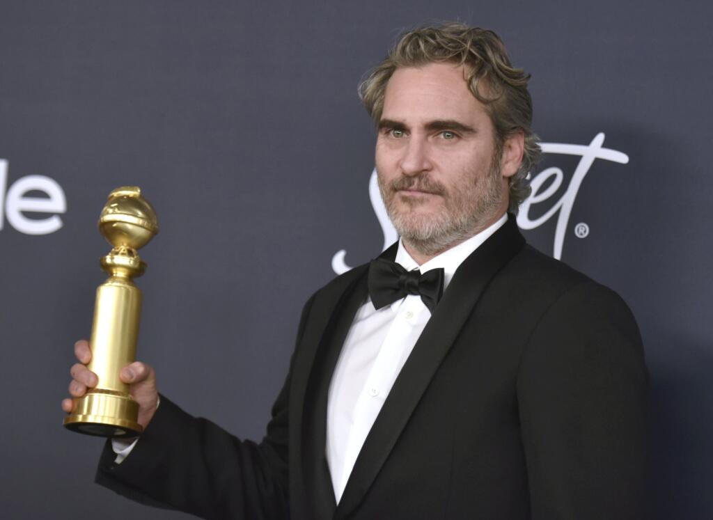 Americký herec Joaquin Phoenix s cenou za snímku Joker ako najlepší herec v dramatickom filme