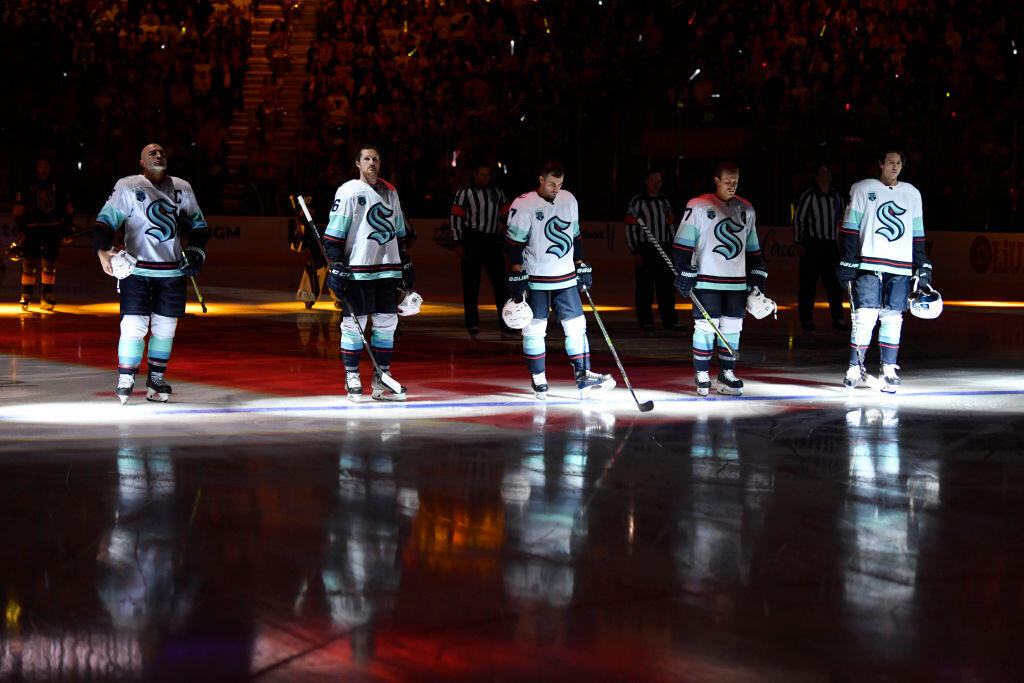 Hokejisti Seattlu Kraken počas americkej hymny pred prvým zápasom v NHL.