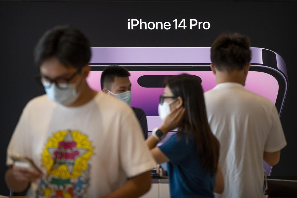 KK35 Peking - Ľudia nakupujú v obchode značky Apple počas prvého dňa predaja línie nových telefónov iPhone 14, 16. septembra 2022 v Pekingu. Spoločnosť Apple začala na trh dodávať prakticky celú rodinu produktov iPhone 14, okrem modelu iPhone 14 Plus. FOTO TASR/AP
Customers shop at an Apple Store on the first day of sale for the Apple iPhone 14 in Beijing, China, Friday, Sept. 16, 2022. (AP Photo/Mark Schiefelbein)