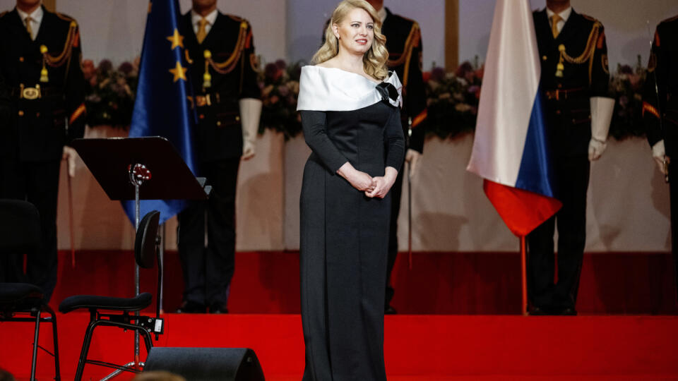 Zuzana Čaputová v róbe od Borisa Hanečku počas udeľovania štátnych vyznamenaní v roku 2022.