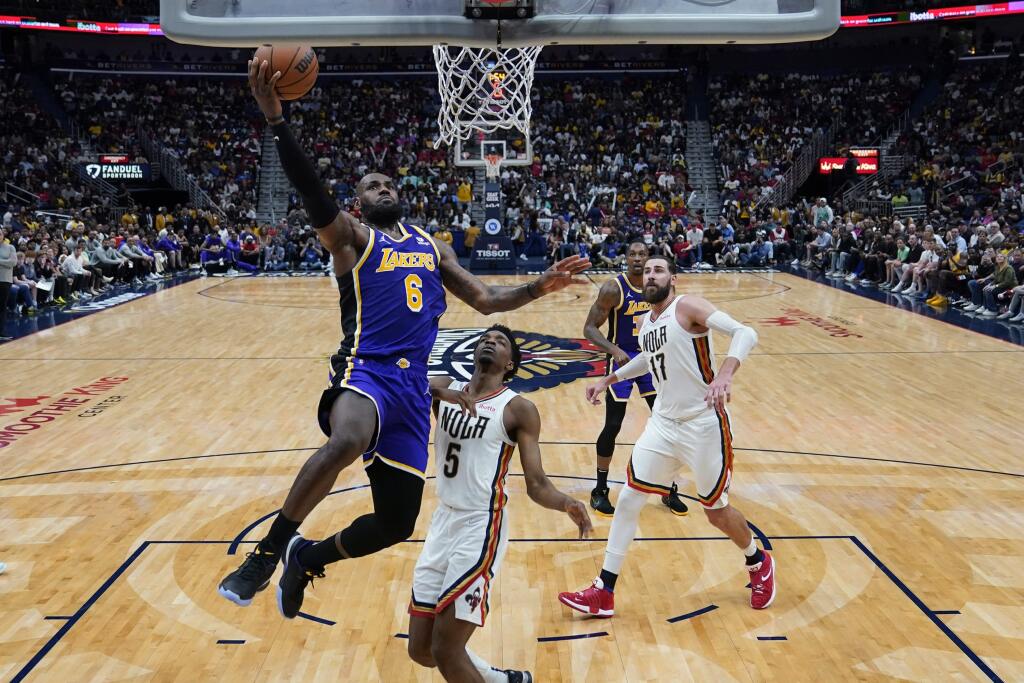 EBE 7 New Orleans - Na snímke vľavo hráč LA Lakers LeBron James dáva kôš, uprostred dole hráč Pelicans Herbert Jones v zápase basketbalovej NBA New Orleans Pelicans - Los Angeles Lakers (116:108) v noci na 28. marca 2022. FOTO TASR/AP
Los Angeles Lakers forward LeBron James (6) goes to the basketagaisnt New Orleans Pelicans forward Herbert Jones (5) in the second half of an NBA basketball game in New Orleans, Sunday, March 27, 2022. The Pelicans won 116-108. (AP Photo/Gerald Herbert)