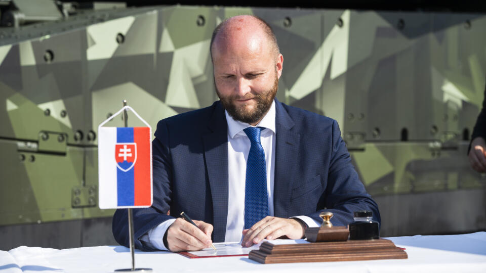 Na snímke minister obrany SR Jaroslav Naď počas podpisu zmluvy o spolupráci pri obstaraní pásových obrnených vozidiel CV-90 medzi Slovenskou republikou a Českou republikou na 11. ročníku Medzinárodných leteckých dní SIAF v priestoroch Leteckej základne Malacky-Kuchyňa v sobotu 27. augusta 2022.