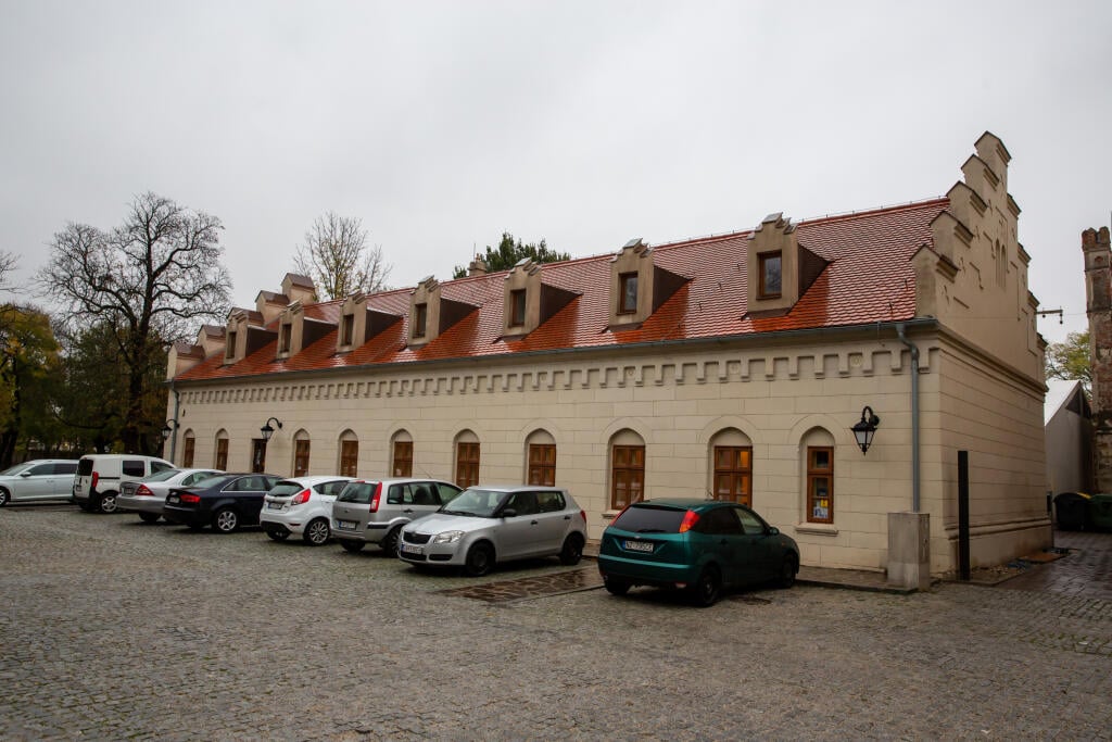 Na snimke je pamätná izba Karola Duchoňa v severnom krídle Neogotického kaštieľa v Galante.