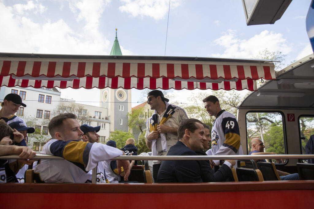 Na snímke začiatok oslavnej jazdy hokejistov Slovana v centre Bratislavy. V miernom daždi ich prišlo vyprevadiť len torzo fanúšikov.