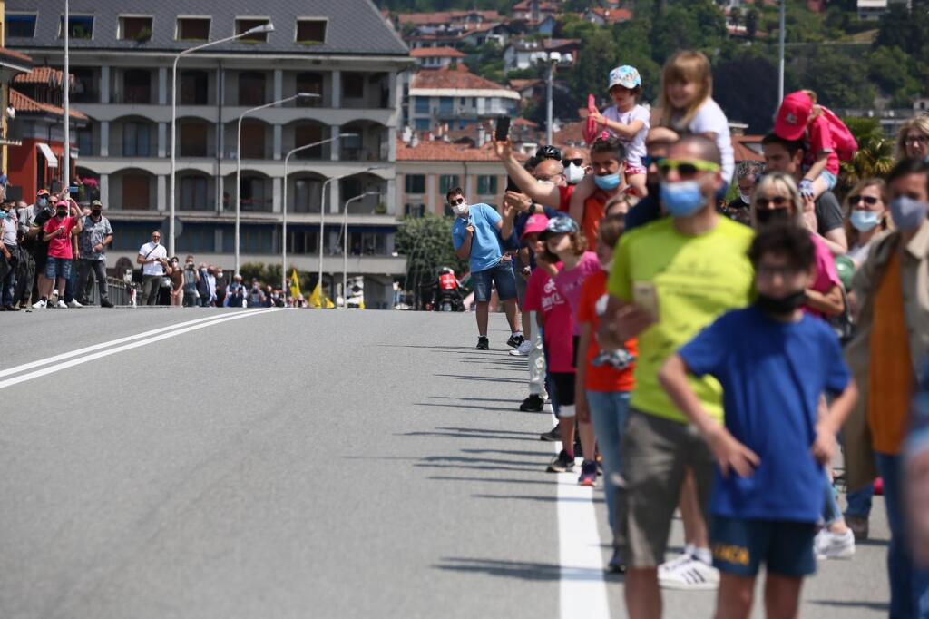 Štart 20. etapy Giro d´Italia vyvolal v mestečku Verbania-Valle Spluga ošiaľ. Stovky fanúšikov vyprevádzali cyklistov na 164-kilometrovú trať.