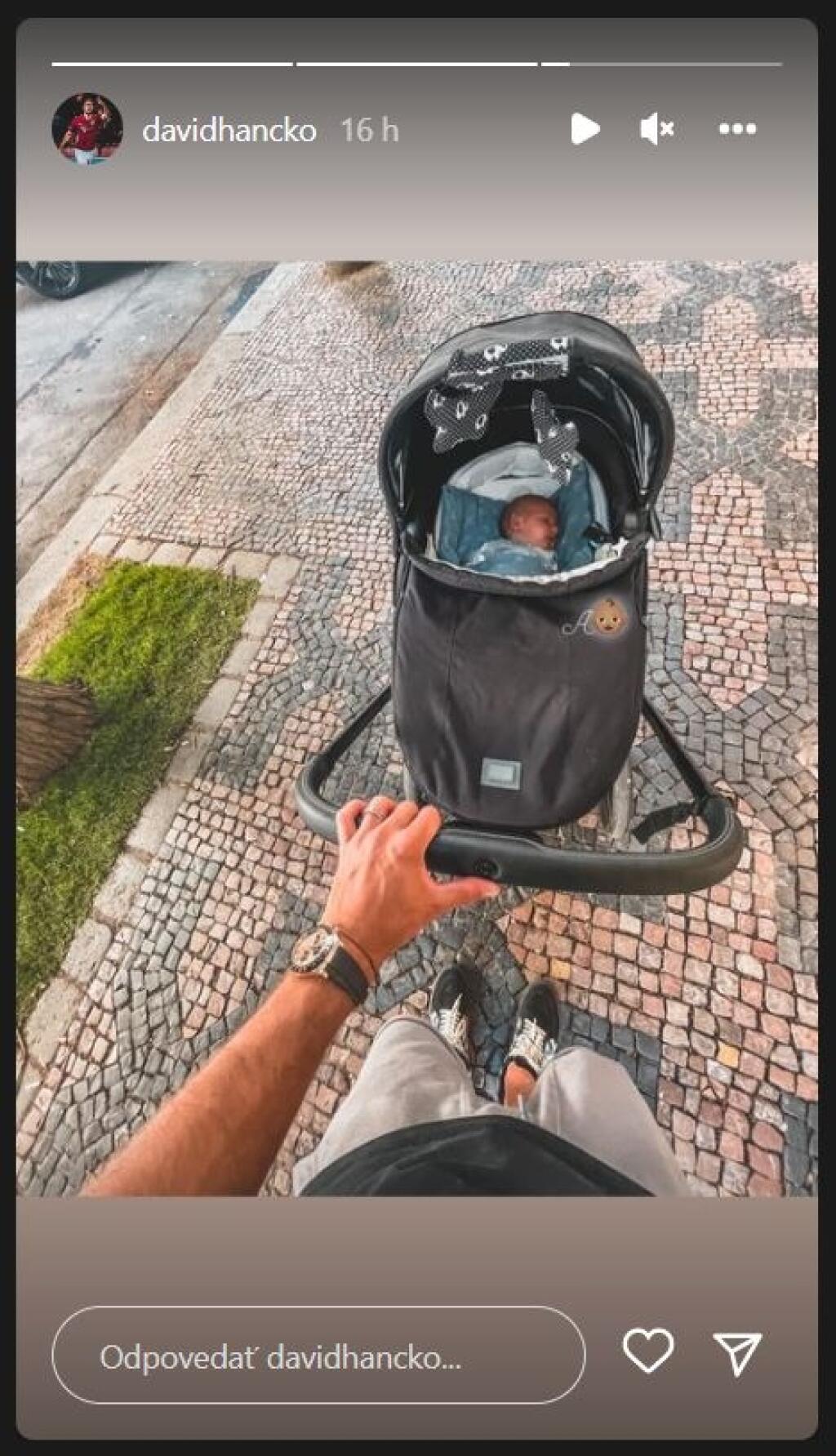 Na kočíkovanie Adamka nezabúda ani jeho otec Dávid.