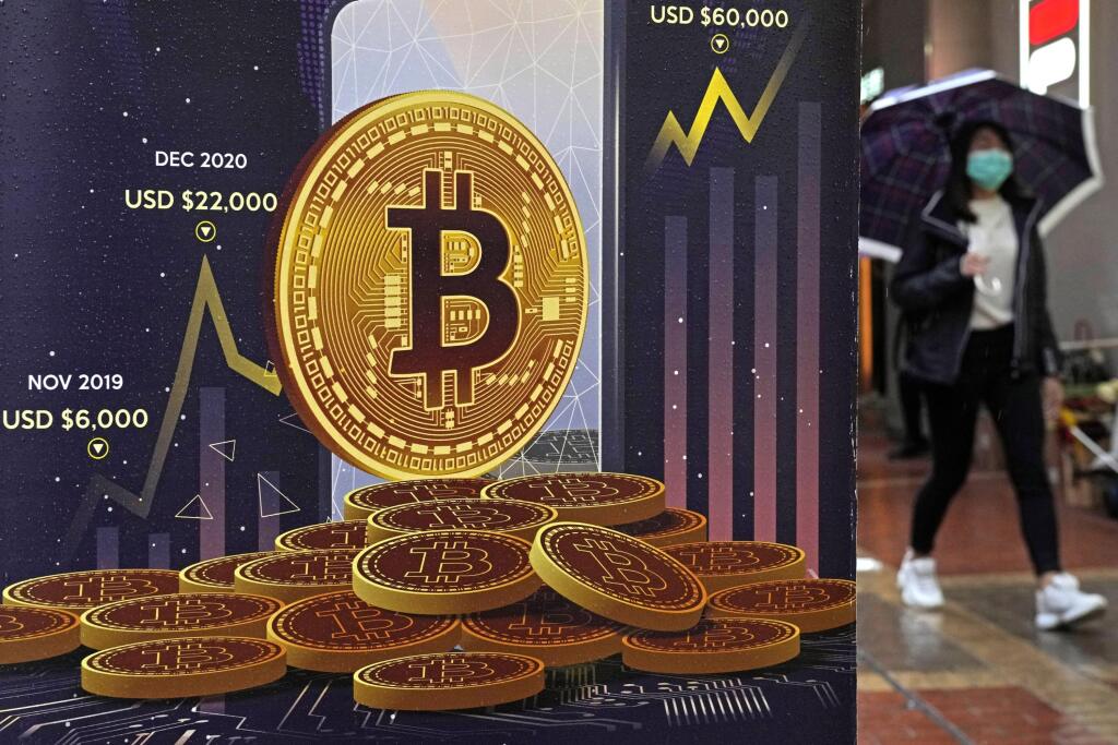 WA 31 archív Hongkong - Na archívnej snímke zo 17. februára 2022 reklamný pútač na kryptomenu bitcoin sa nachádza v uliciach v Hongkongu. Bitcoin sa na začiatku nového týždňa posilnil najprudšie za dva týždne a jeho cena sa vyšplhala až takmer na 31.000 USD (28.912,52 eura). Uvoľnenie protipandemických reštrikcií v Číne totiž podporilo rizikový apetít investorov. FOTO TASR/AP

FILE - An advertisement for Bitcoin cryptocurrency is displayed on a street in Hong Kong, on Feb. 17, 2022. California o
